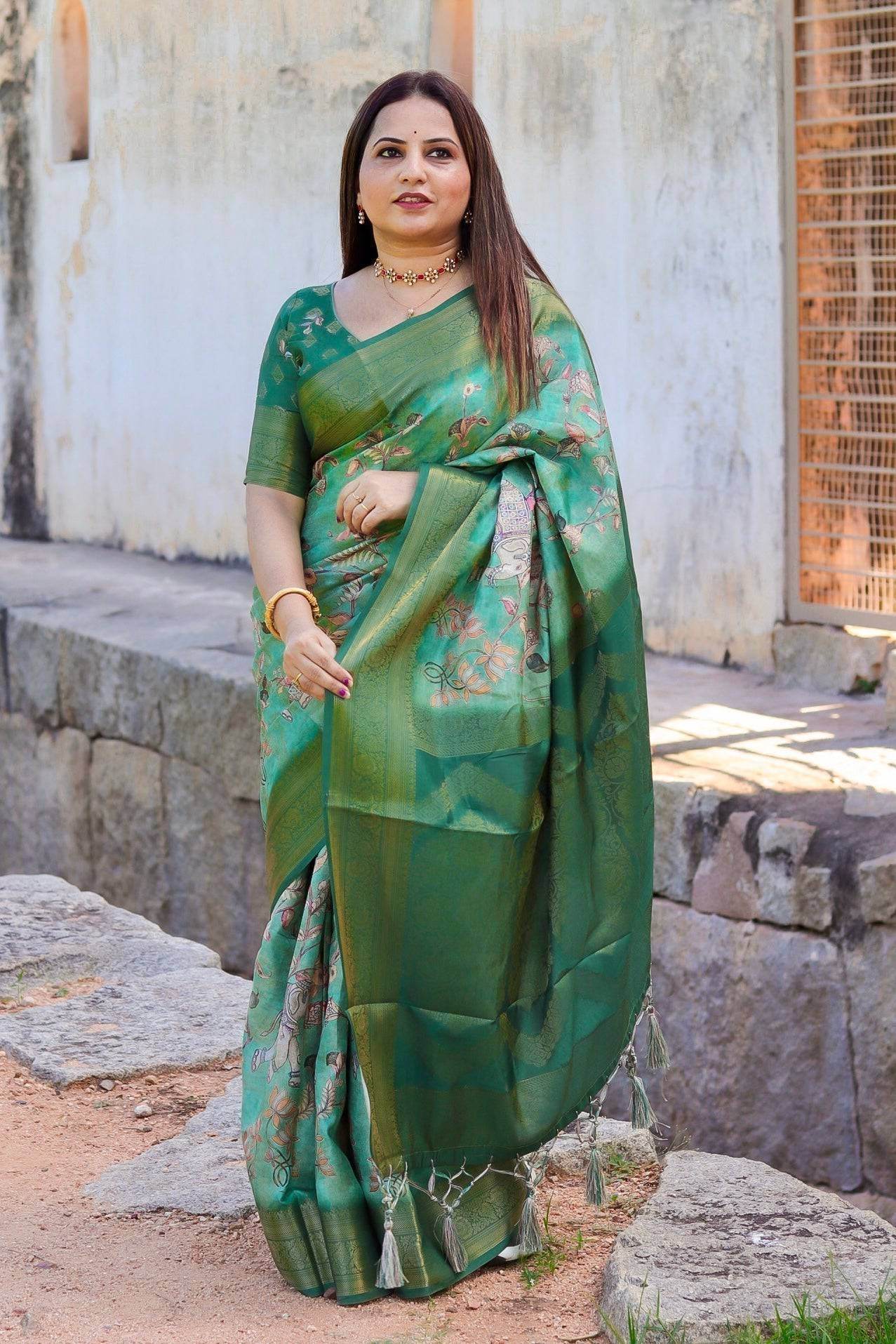 Graceful Emerald Green Banarasi Silk Saree with Floral Zari Accents - SEEANS