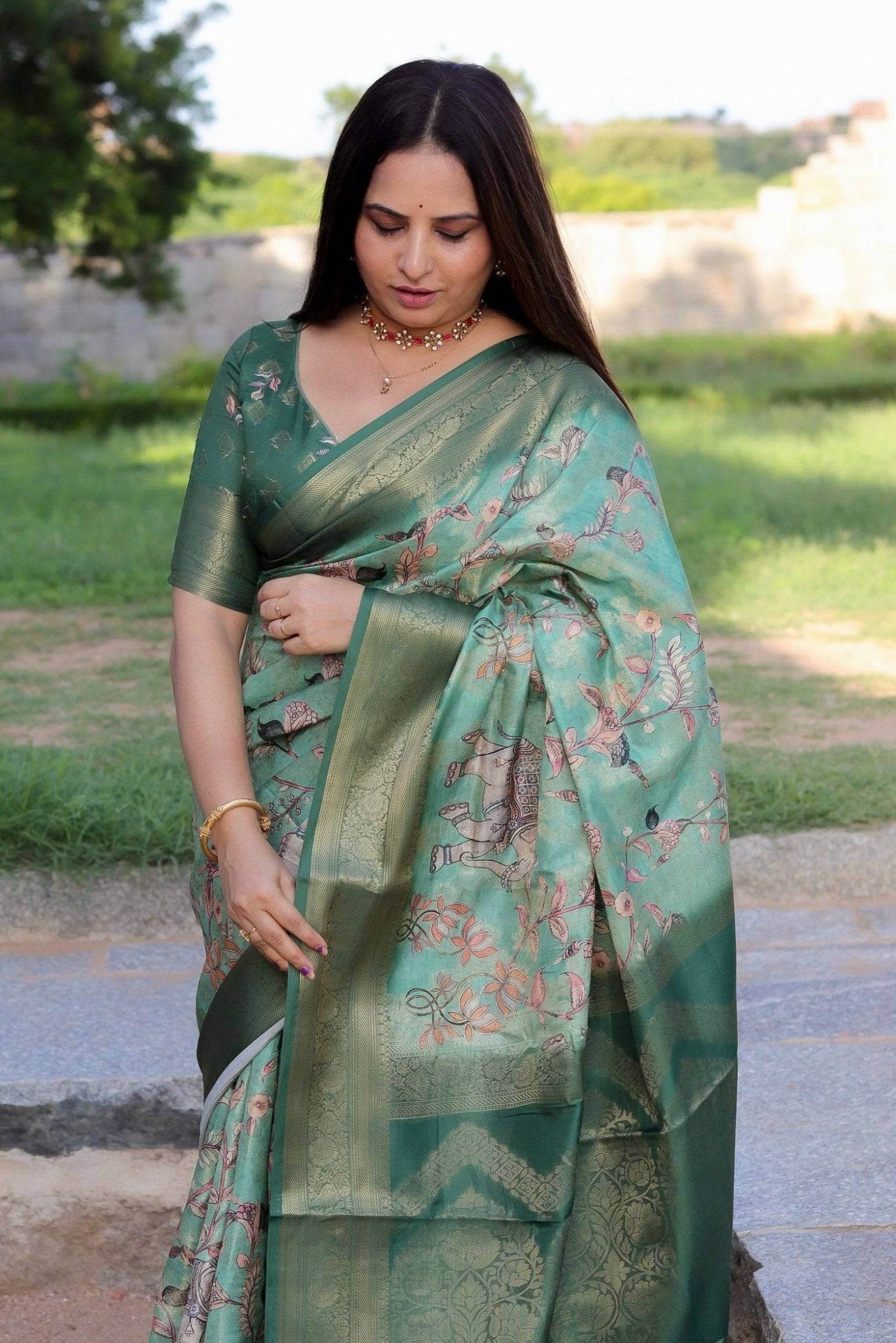 Graceful Emerald Green Banarasi Silk Saree with Floral Zari Accents - SEEANS