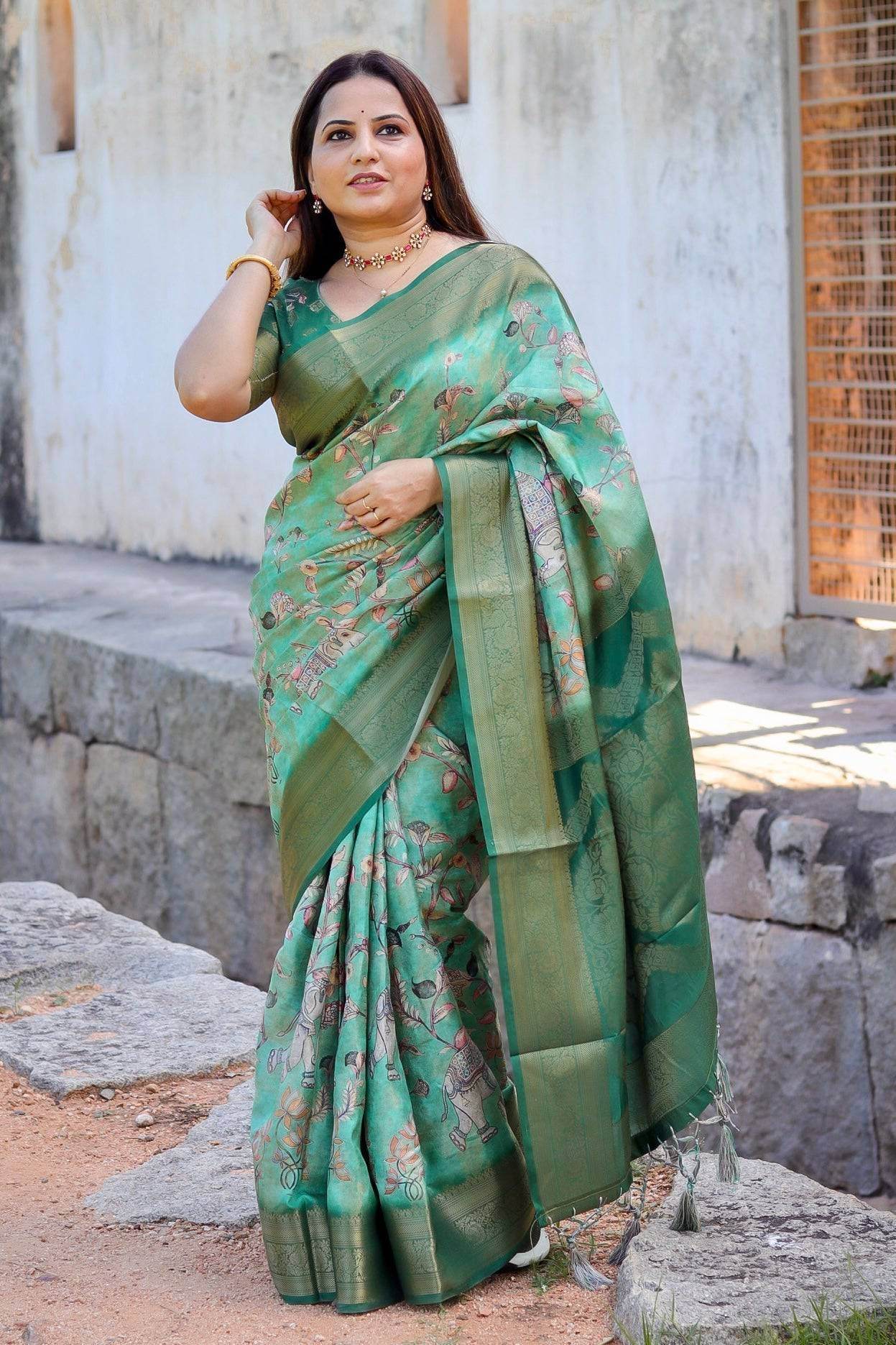 Graceful Emerald Green Banarasi Silk Saree with Floral Zari Accents - SEEANS