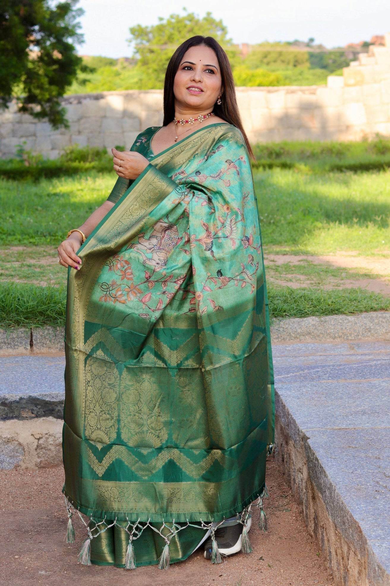 Graceful Emerald Green Banarasi Silk Saree with Floral Zari Accents - SEEANS