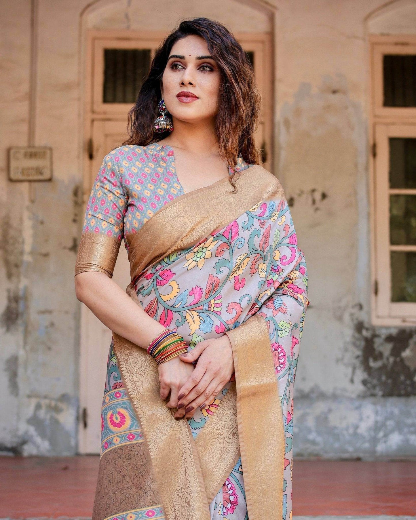 Exquisite Gray Floral Digital Print Saree with Golden Border and Ornamental Pallu - SEEANS
