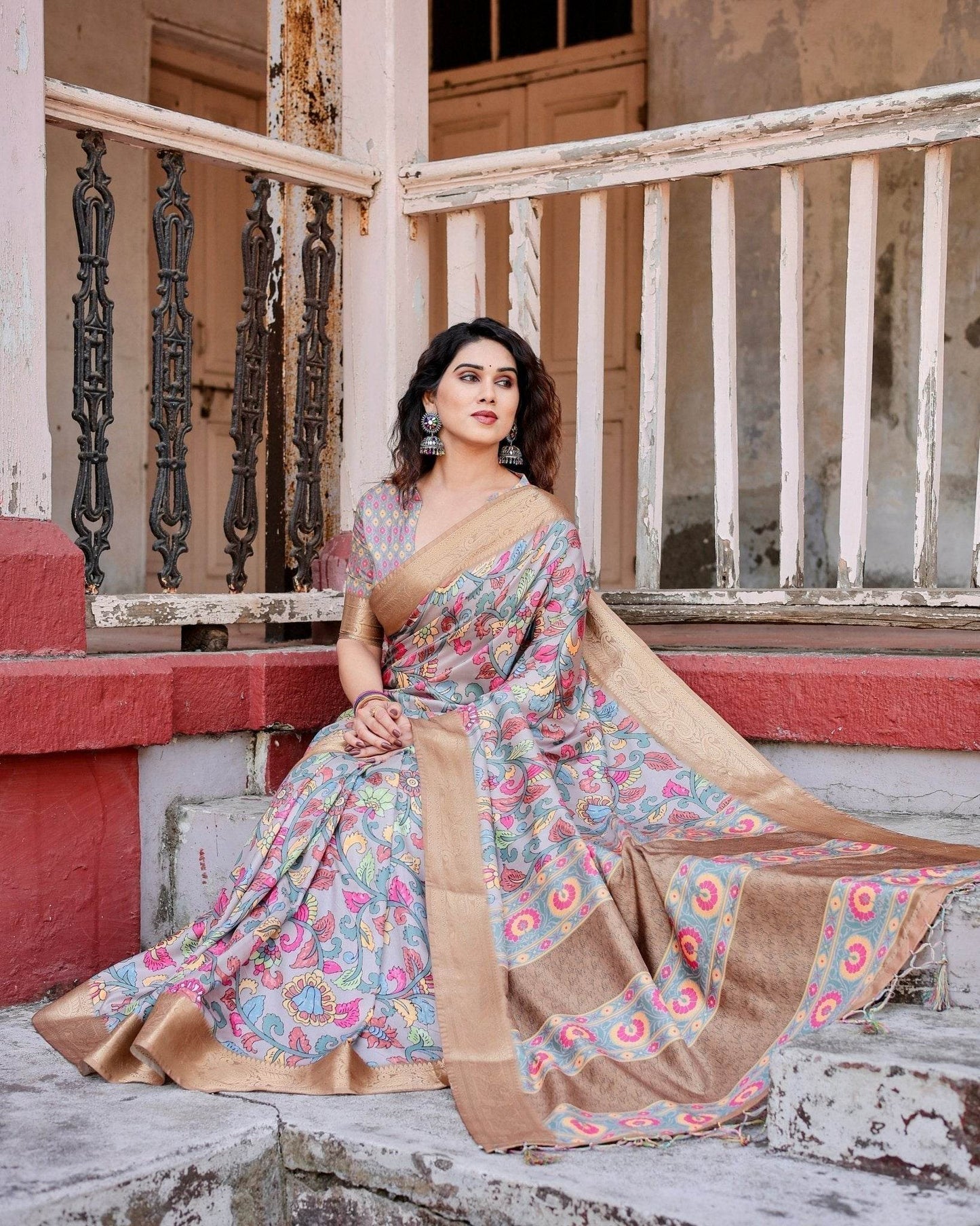 Exquisite Gray Floral Digital Print Saree with Golden Border and Ornamental Pallu - SEEANS