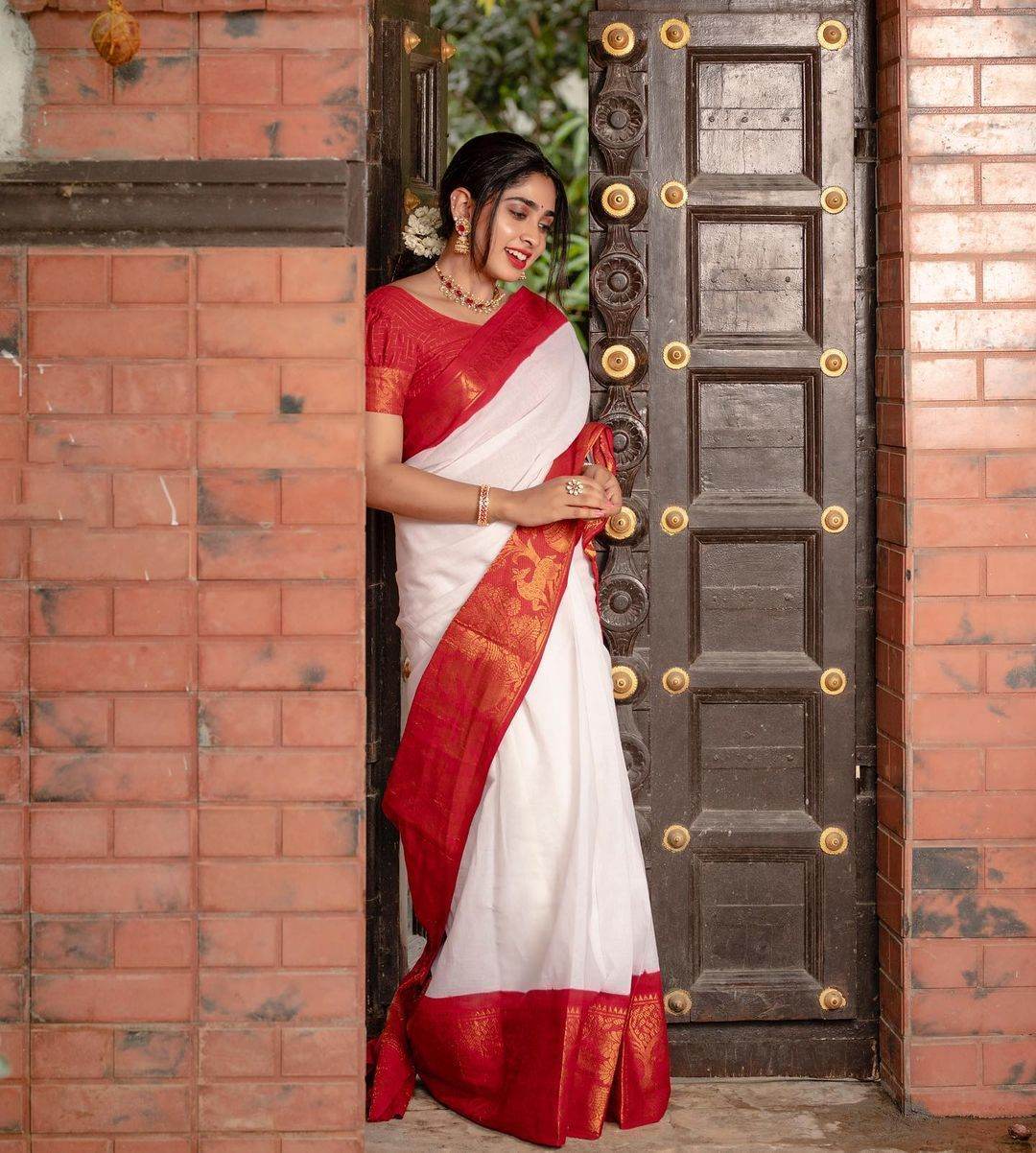 Kanjivaram Soft Lichi Silk Saree - Vintage Weaving & Royal Design - SEEANS