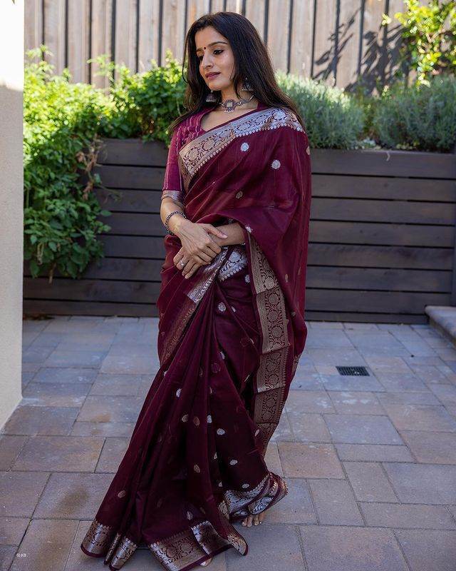SEEANS Premium Linen Saree | Bollywood-Inspired Weaving Design - SEEANS