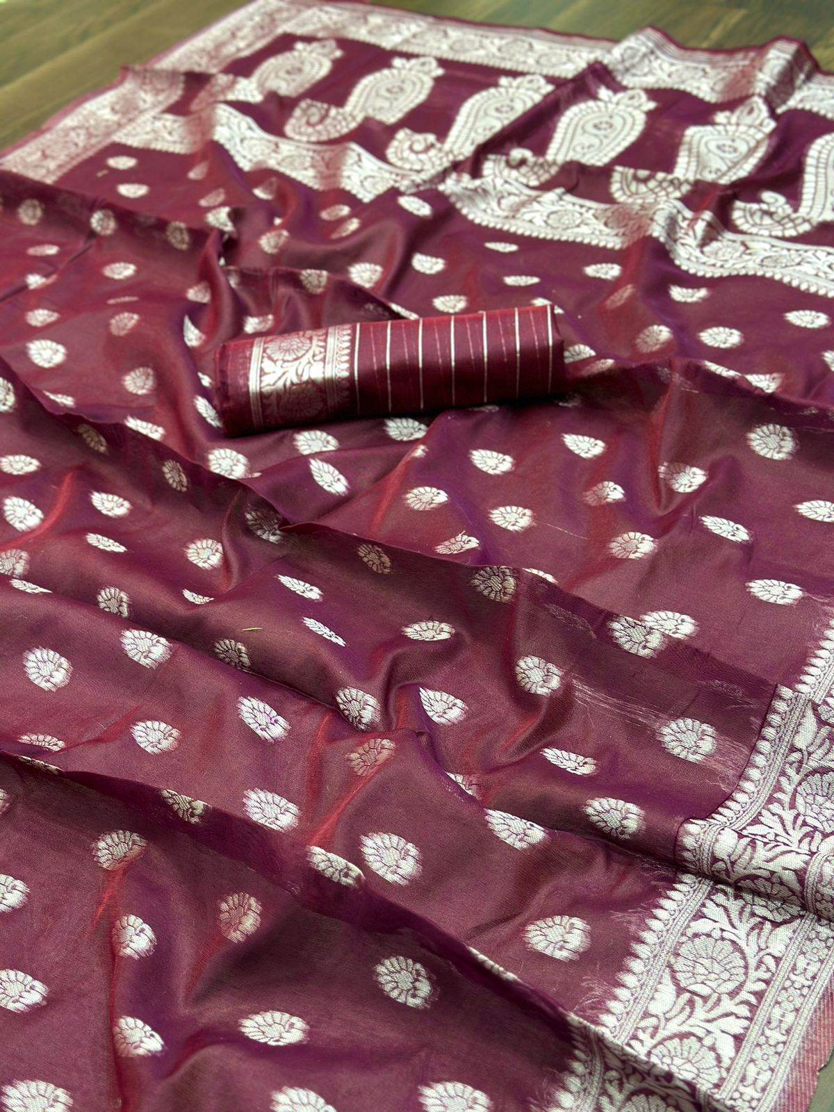 SEEANS Premium Linen Saree | Bollywood-Inspired Weaving Design - SEEANS