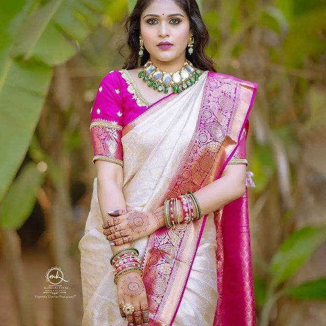 Kanjivaram Soft Lichi Silk Saree with Vintage Weaving & Rich Border - SEEANS