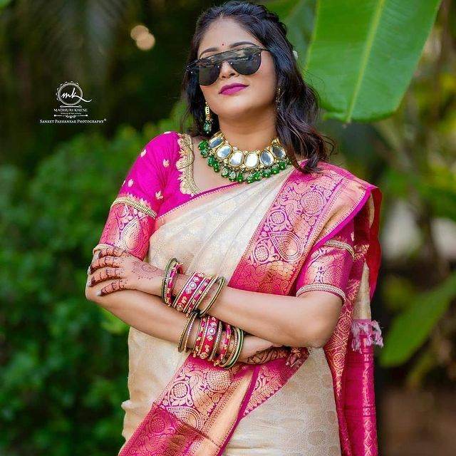 Kanjivaram Soft Lichi Silk Saree with Vintage Weaving & Rich Border - SEEANS