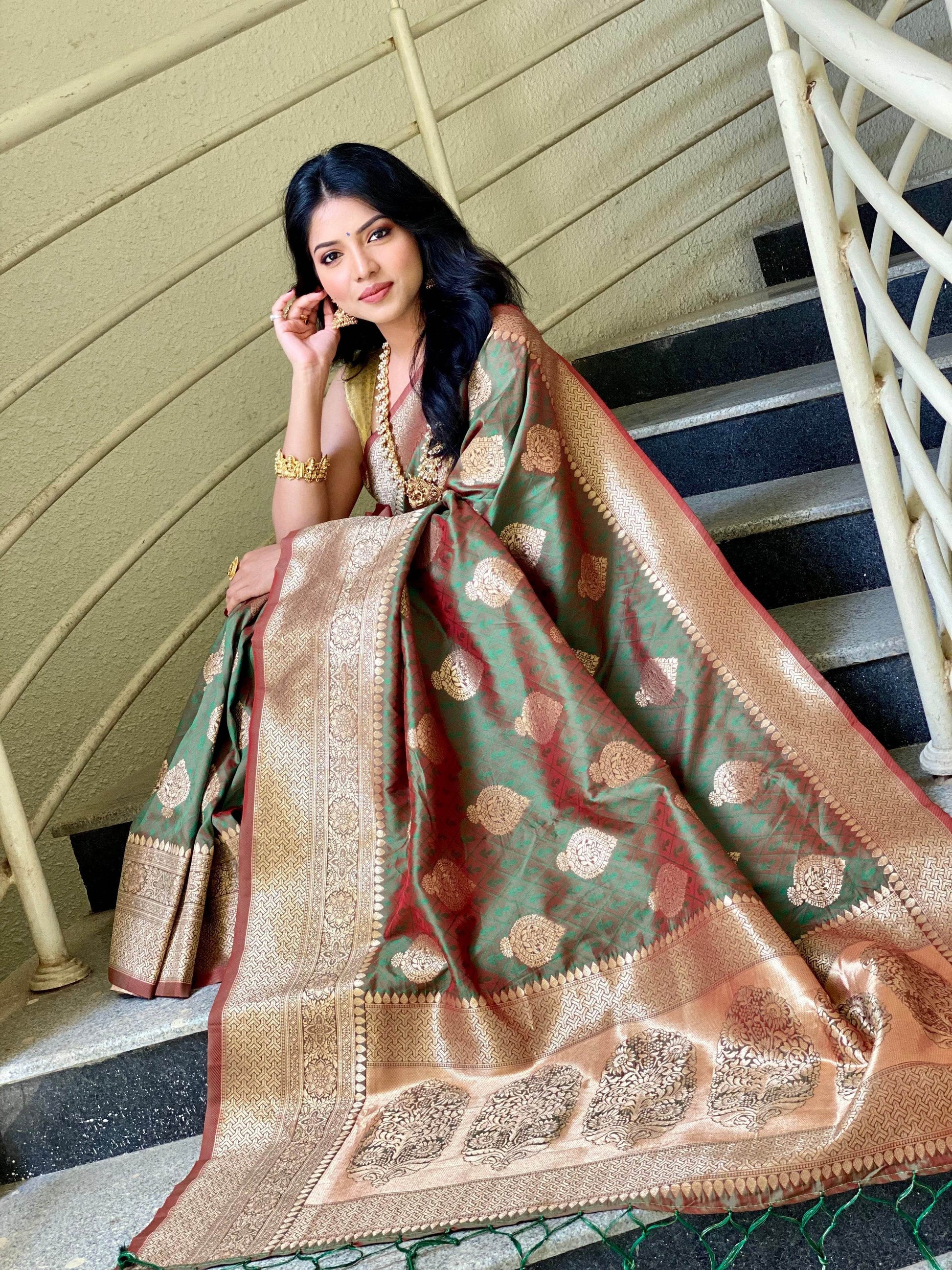 Pure Banarasi Silk Saree with Zari Weaving – Vintage & Elegant Design - SEEANS