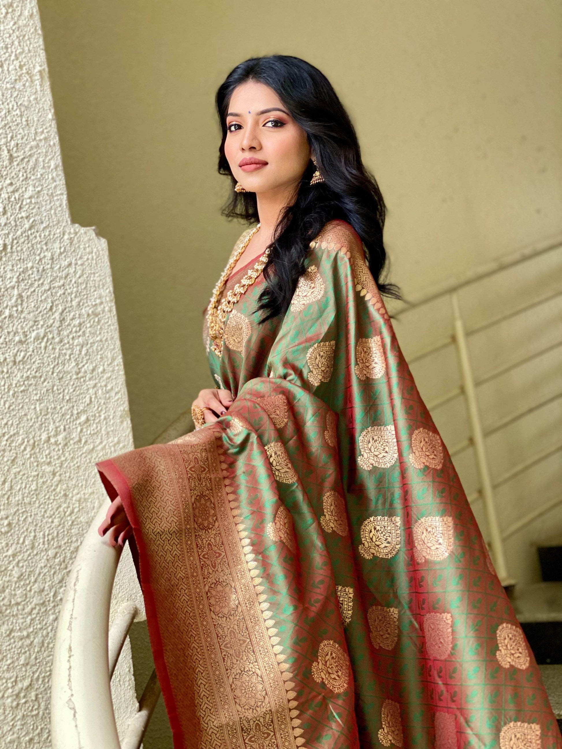 Pure Banarasi Silk Saree with Zari Weaving – Vintage & Elegant Design - SEEANS