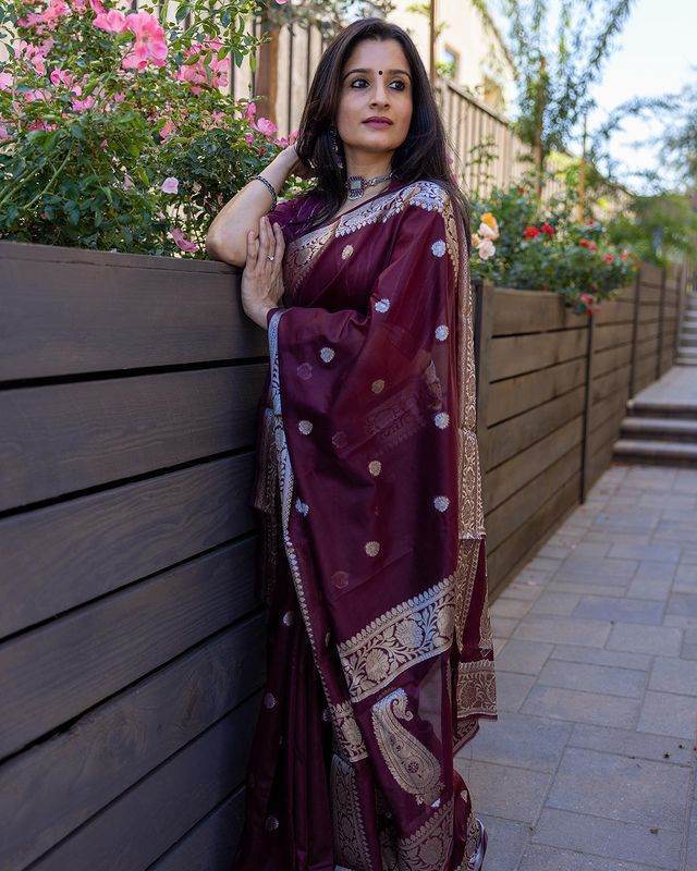 SEEANS Premium Linen Saree | Bollywood-Inspired Weaving Design - SEEANS