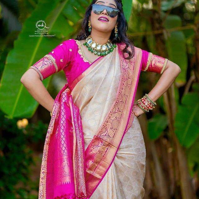Kanjivaram Soft Lichi Silk Saree with Vintage Weaving & Rich Border - SEEANS