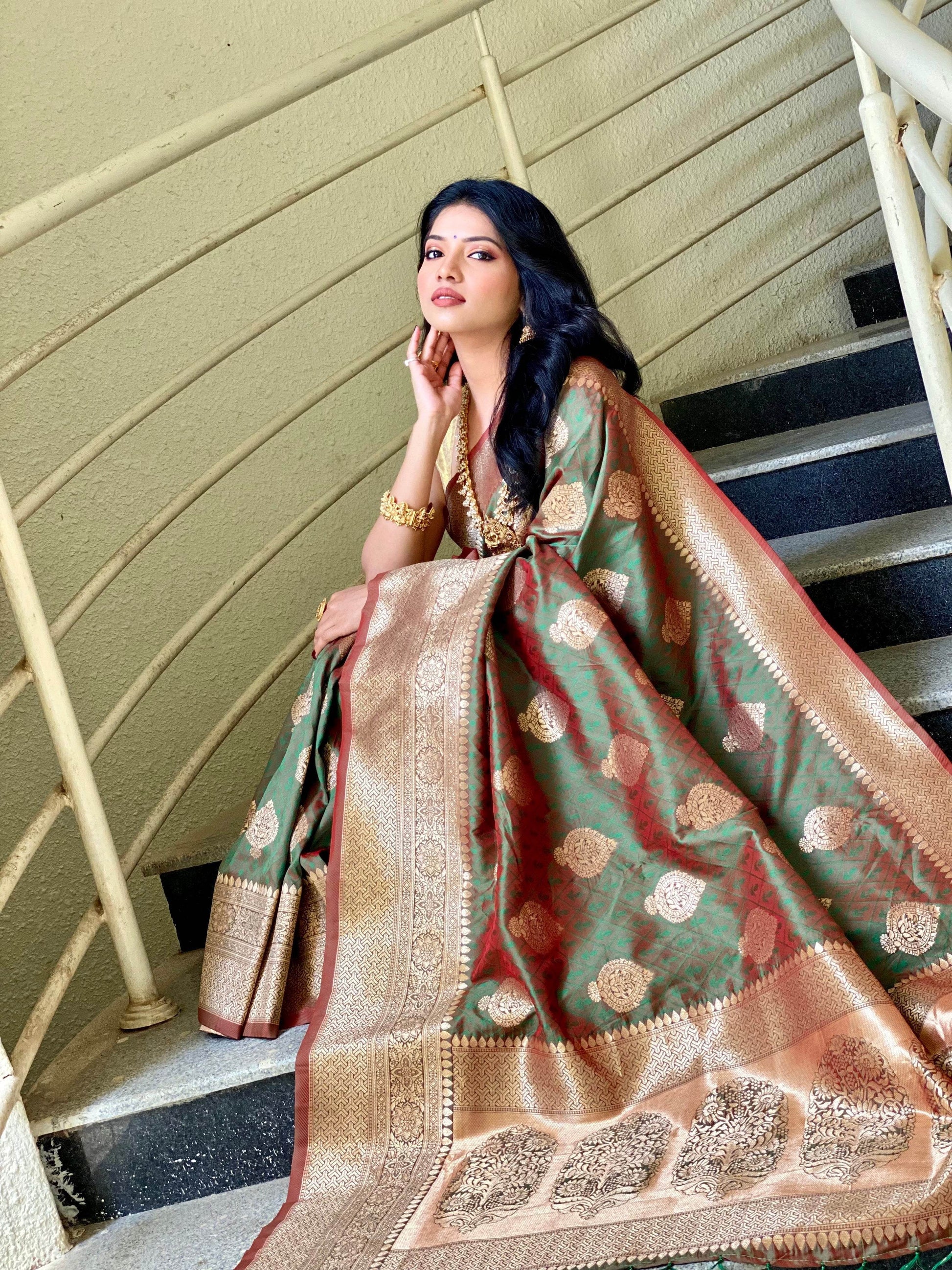 Pure Banarasi Silk Saree with Zari Weaving – Vintage & Elegant Design - SEEANS